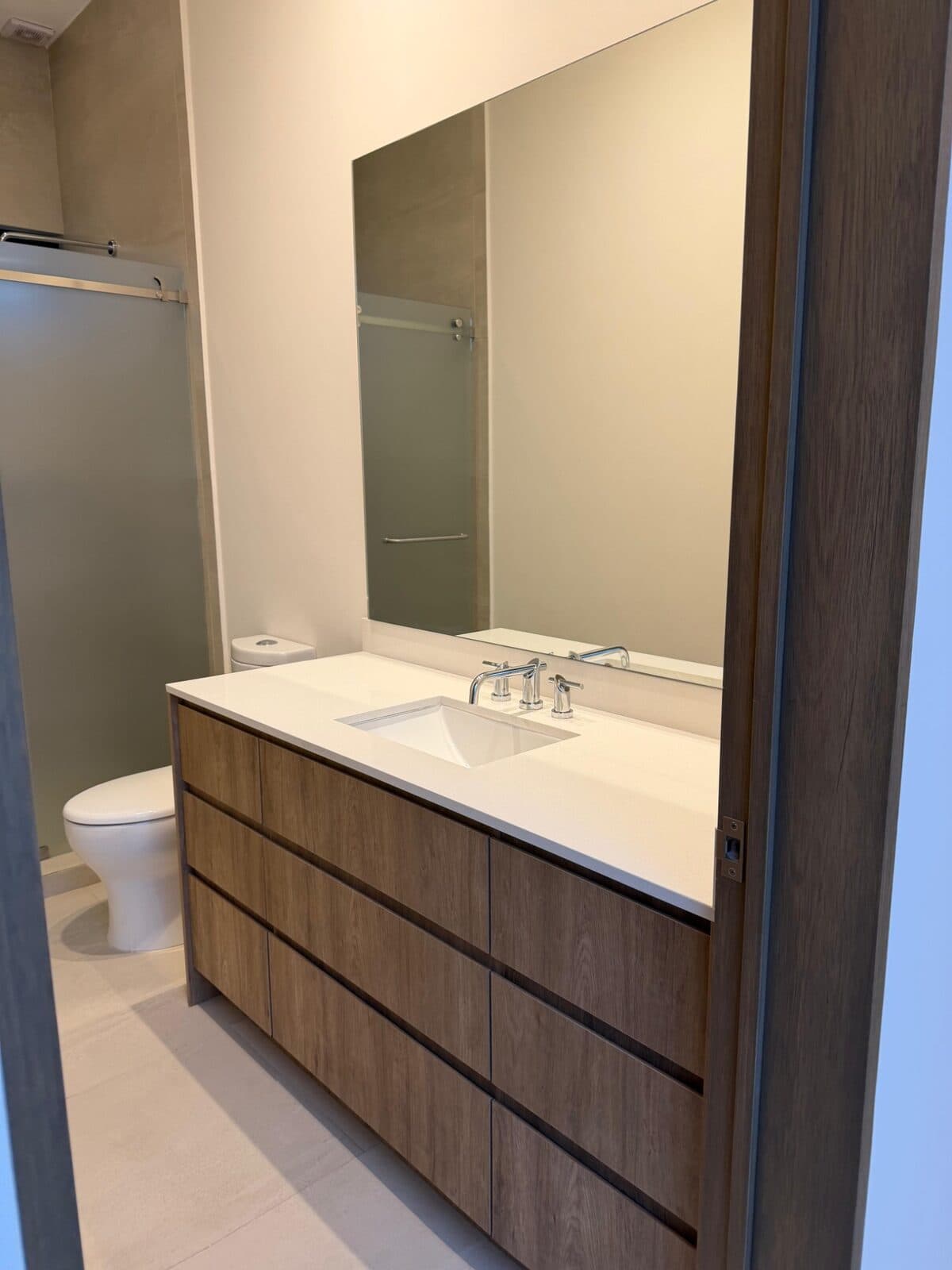 Mueble de baño a la medida con cajonería amaderada fabricado por MAC SERVICE