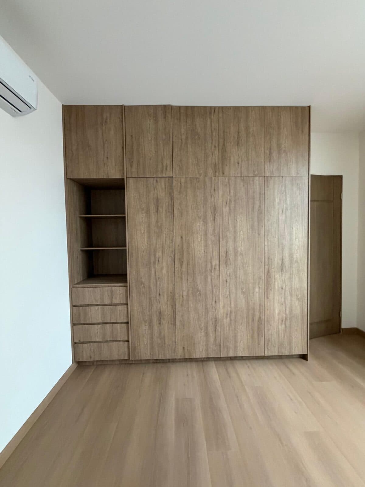 Clóset de piso a techo con entrepaños y cajonera fabricado por MAC SERVICE