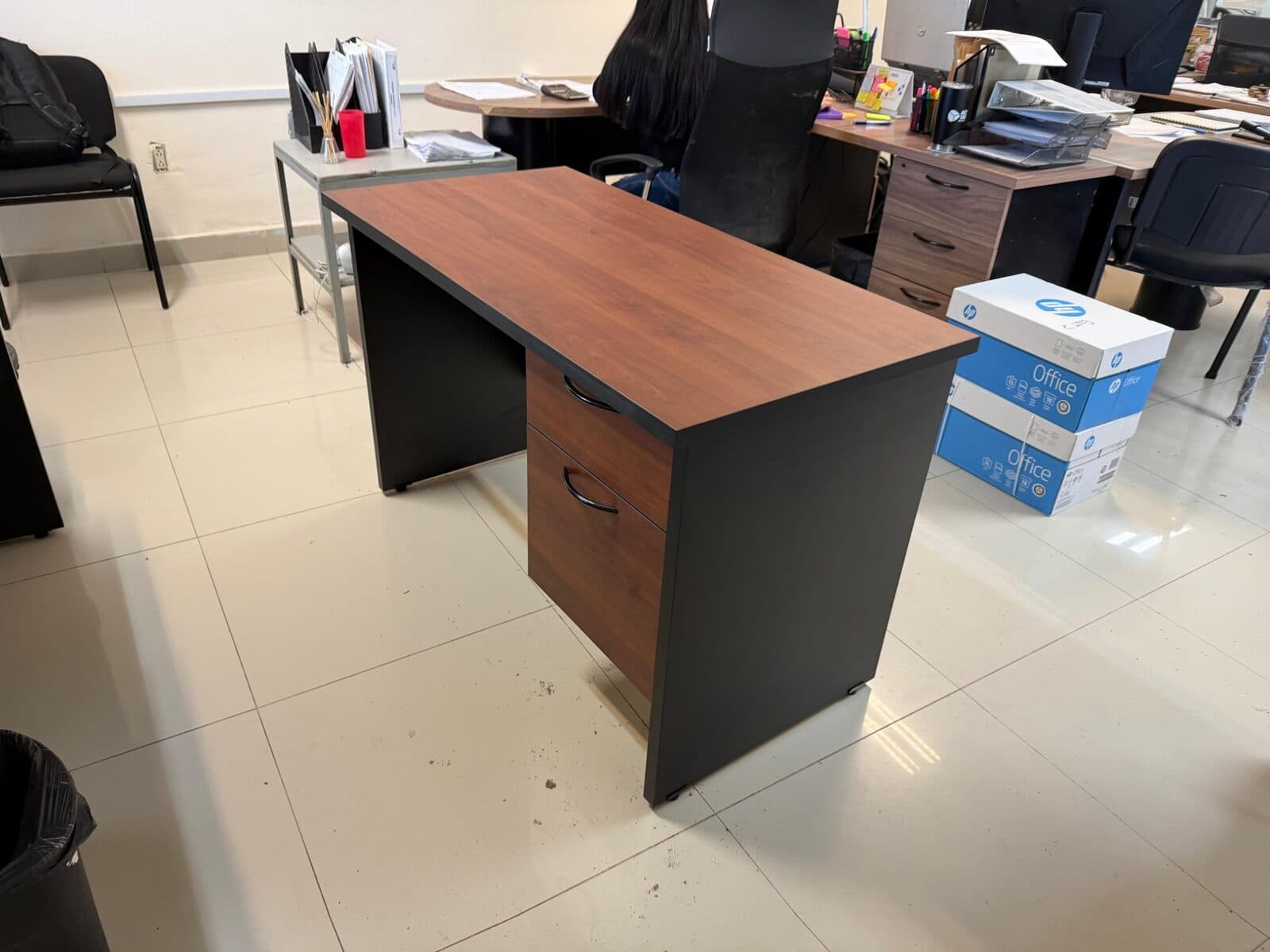 Escritorio operativo con cajonera integrada fabricado por MAC SERVICE
